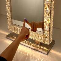 Miroir de Maquillage Carré en Verre Métallique de Luxe avec Écran LED Intelligent et Cristaux – Idéal pour le Maquillage et les Soins Personnels