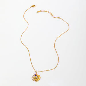 <span class=keywords><strong>Collana</strong></span> Joolim <span class=keywords><strong>con</strong></span> Ciondolo a Moneta in Acciaio Inossidabile <span class=keywords><strong>con</strong></span> Zirconi <span class=keywords><strong>Sole</strong></span> <span class=keywords><strong>Luna</strong></span> <span class=keywords><strong>e</strong></span> Stella, Placcata Oro 18K PVD, Impermeabile <span class=keywords><strong>e</strong></span> Antiannerimento, Gioiello di Tendenza - Product Image 2