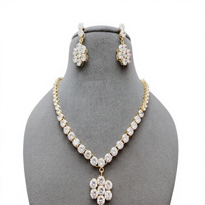 Ensemble collier et boucles d'oreilles tendance en laiton plaqué or avec zircon, qualité supérieure, design élégant, pour femmes, idéal pour les fêtes et les mariages - Product Image 2