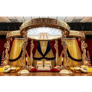 Impresionante Mandap de Boda con Diseño de Pavo Real, Estilo Alemán, Mandap de Boda Hindú con Pavo Real Tallado en Dorado, en Venta en el Reino Unido - Product Image 1