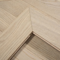 Plancher en bois d'ingénierie moderne en chêne blanc Chevron, noyau en bouleau à 3 couches, système de clic, surface solide pour utilisation en entrepôt