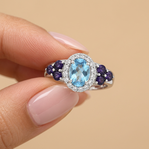 Anillo Ovalado de Plata de Ley con Diseño de Halo de Piedras Múltiples y Detalles Laterales en Forma de Racimo - Product Image 4