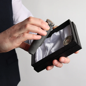 カスタムLaserable Leatheretteポータブルトラベル6オンスステンレススチールグレーPuレザーヒップフラスコGroomsmenウェディングパーティーギフト用 - Product Image 6