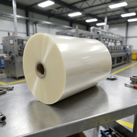 Rouleau de film rétractable en PVC à haute rétraction ultra-transparent pour l'impression d'étiquettes rétractables pour bouteilles de boissons, usine chinoise