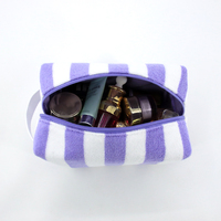 Pochette de maquillage de plage en tissu éponge rayé avec logo personnalisé, douce et absorbante, avec fermeture éclair et poignée souple pour l'été