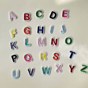 Nouvelles mini-lettres brodées colorées de 1,8 cm de hauteur avec support thermocollant - Product Image 1