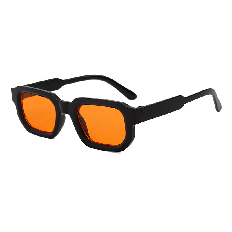 Montura negra, lente naranja.