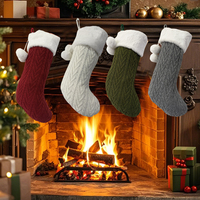 Bas de Noël en polyester Jumbo tricoté avec broderie de flocons de neige scintillants Affichage de cheminée élégant pour la saison des vacances