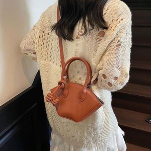 Bolso tipo hobo tipo cubo suave para mujer de piel auténtica estilo minimalista urbano sin logo con cierre de boca abierta - Product Image 3