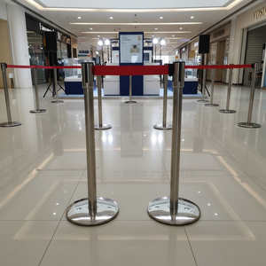 Poste de separación telescópico apilable de acero inoxidable plateado con barandilla en forma de U para colas y bancos - Product Image 6