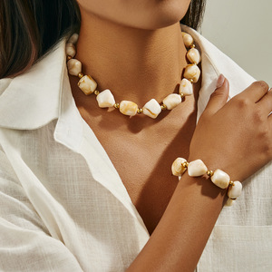 Set di <span class=keywords><strong>Collana</strong></span> e Bracciale SongYi in <span class=keywords><strong>Stile</strong></span> <span class=keywords><strong>Etnico</strong></span> Europeo-Americano, Personalizzato, in Resina, Esagerato, con Perline, per Autunno e Inverno - Product Image 4