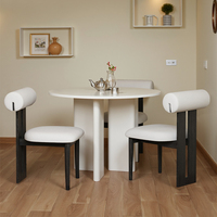 Chaise de salle à manger design nordique, dossier cylindrique unique, structure en bois massif, assise en tissu beige, style moderne minimaliste pour la maison et les restaurants