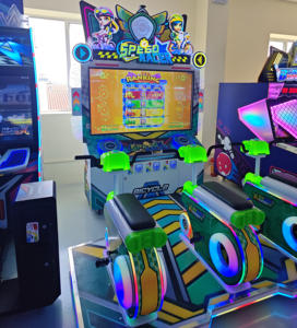 Máquina de Juego de Carreras de Bicicletas de Velocidad que Funciona con Monedas |   Equipo de Juego de Simulador Deportivo para Parque de Atracciones Interior para 3 Jugadores - Product Image 1