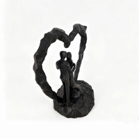 Statue moderne en fonte de couple romantique sur la plage, figurine d'amoureux en bord de mer, sculpture d'art métallique, décoration de table de salon