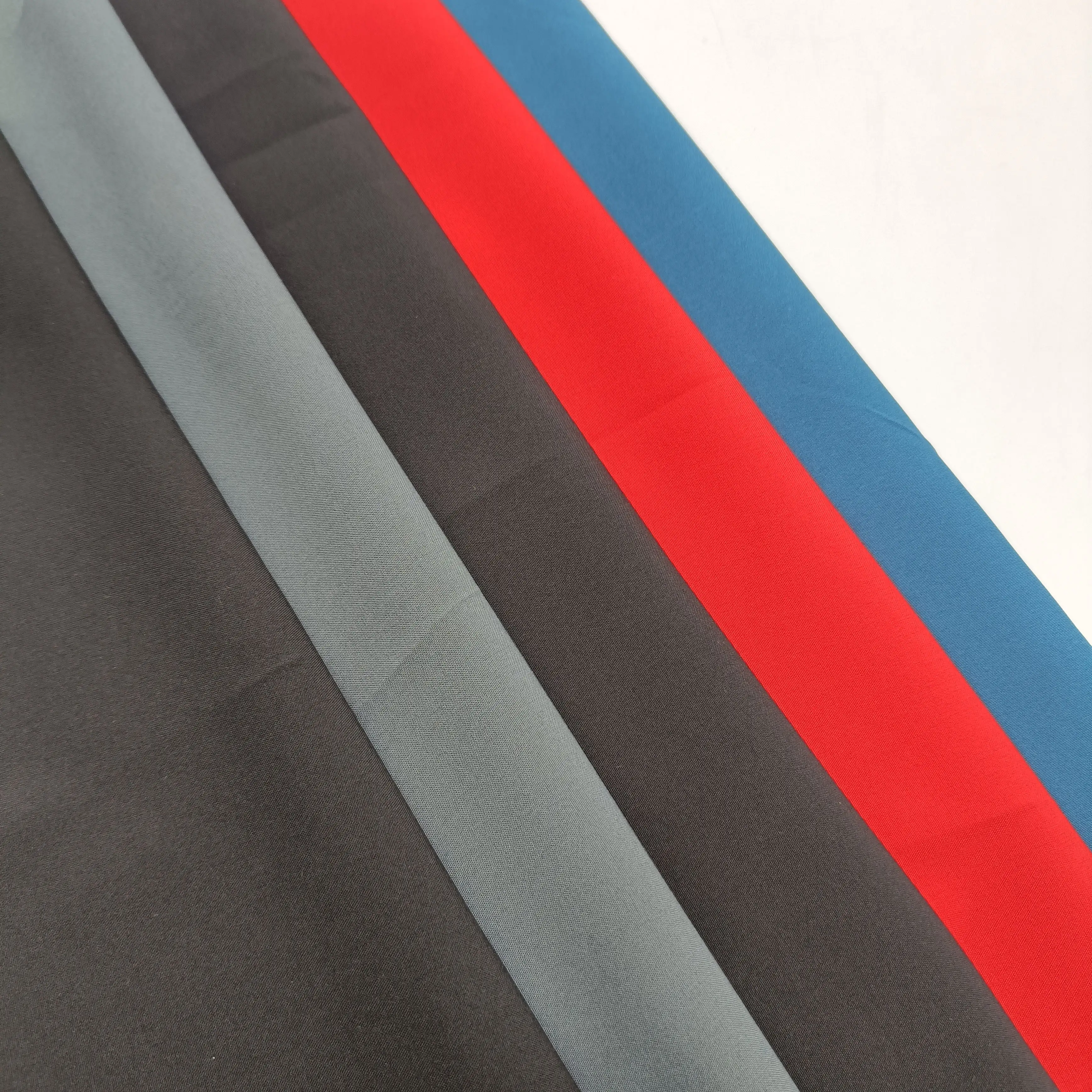 En stock 100D polyester spandex imperméable à l'eau 4 tissu extensible dans les quatre sens tissu tissé pour vêtement