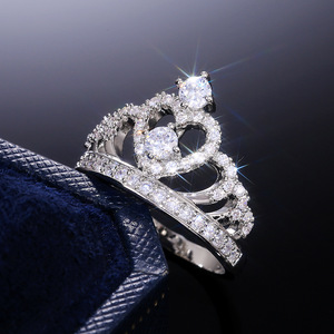 Anello nuziale classico a corona per donna, elegante gioiello scintillante da indossare sul dito - Product Image 1
