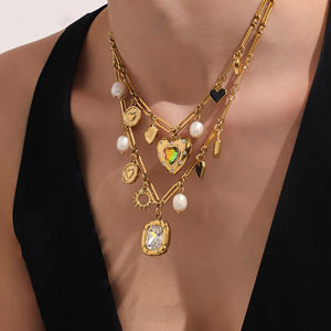 สร้อยคอจี้รูปหัวใจประดับมุกน้ำจืดทรงสี่เหลี่ยมประดับเพชรซิร์โคเนียชุบทอง 18K บนสแตนเลส - Product Image 1