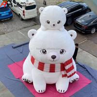 Ours polaire gonflable géant personnalisé avec un petit ours sur un foulard, modèle de dessin animé familial pour la décoration d'événements hivernaux et de Noël