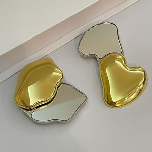 <span class=keywords><strong>Specchio</strong></span> per il Trucco Portatile <span class=keywords><strong>a</strong></span> Forma di <span class=keywords><strong>Cuore</strong></span> in Metallo, Moderno e Pieghevole, Doppio Lato, Vendita all'Ingrosso - Product Image 1