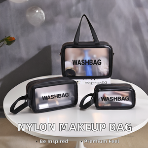 Boîte <span class=keywords><strong>de</strong></span> <span class=keywords><strong>maquillage</strong></span> professionnelle pour dames Grande capacité Nylon pour trousse <span class=keywords><strong>de</strong></span> toilette Fermeture à glissière transparente Logo brodé à la mode <span class=keywords><strong>Professionnel</strong></span> PU - Product Image 4