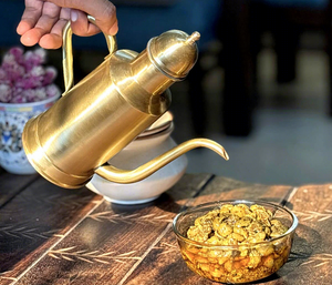 Bouilloire à thé artisanale en laiton avec long bec verseur et couvercle |   Théière traditionnelle en métal pour servir du thé et du café |   Finition Or Antique - Product Image 4