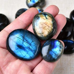 Pierre de Labradorite naturelle de forme ovale polie à la main pour la guérison spirituelle, vente en gros, pour une décoration intérieure unique et des cadeaux de vacances - Product Image 1