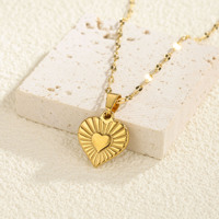 Collar de Moda Unisex de Acero Inoxidable Chapado en Oro de 18K con Colgante de Letra Z en Forma de Corazón y Cadena Ondulada para Clavícula