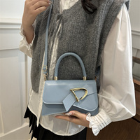 Sac à main à rabat incurvé de style luxueux au design classique, boucle en métal irrégulière, mini sac carré à bandoulière pour femmes