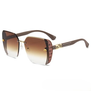 Gafas <span class=keywords><strong>de</strong></span> <span class=keywords><strong>Sol</strong></span> Cuadradas Sin Marco con Borde Cortado, Grandes <span class=keywords><strong>y</strong></span> Modernas para Mujer, <span class=keywords><strong>de</strong></span> Alta Gama, con Protección UV400, Alta Calidad, Venta al Por Mayor, Novedad 2026 - Product Image 3