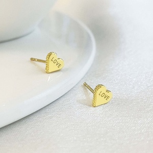 Pendientes de Corazón Pequeño con Grabado Láser, Chapados en Oro de 18K, Personalizables al por Mayor para Mujer - Product Image 1