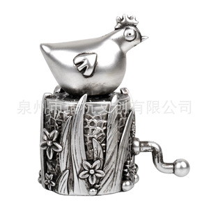 Figurine de coq argenté sur souche d'arbre, poulet créatif, décoration de bureau, cadeau unisexe, 12 ans et plus, résines synthétiques QH-250130 - Product Image 4