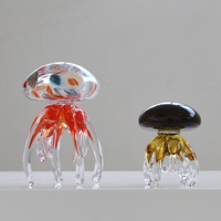 Collection de méduses en verre soufflé à la main avec base sur pied, motif confettis mouchetés, décoration artistique côtière pour la maison