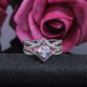 Anello a Croce Scintillante con Zirconi a Quattro Punte per Donne, Gioiello da Dito Bicolore Creativo e alla Moda - Product Image 6
