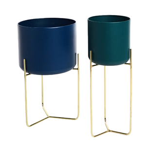 Juego Moderno de 2 Macetas Metálicas de Interior con Soportes Dorados, Macetas Decorativas de Hierro Nórdico de Lujo para Decoración de Sala de Estar - Product Image 1