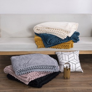 Couverture en flanelle légère en peluche avec pompon et franges personnalisée en flanelle de taille unie avec pompon - Product Image 4