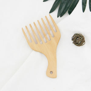 Peigne <span class=keywords><strong>afro</strong></span> à dents larges en bambou naturel avec étiquette personnalisée, peigne en bois professionnel à manche incurvé pour les soins capillaires des hommes, utilisation à domicile - Product Image 1