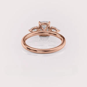 Bague de fiançailles à trois pierres en diamant de laboratoire taille coussin avec pierres latérales en forme de poire en or rose / jaune et blanc 18 carats - Product Image 4