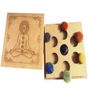 Ensemble de 7 pierres de guérison en cristal des chakras, boîte ovale gravée avec figurine de méditation, pierres précieuses polies, pratique du Reiki, décoration de la maison - Product Image 1