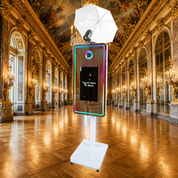 Photomaton à hauteur réglable à distance avec écran tactile LCD de 21,5 pouces et miroir, livré avec un flight case pour mariages et événements.