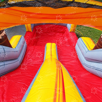 Château gonflable géant sur le thème des dinosaures volcaniques, aire de jeux gonflable avec palmiers et toboggan pour carnaval de jardin