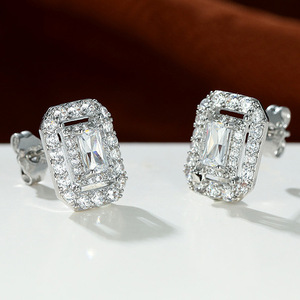 Boucles d'oreilles clous carrées ajourées en zircon pour femme, bijoux de mode géométriques minimalistes - Product Image 1