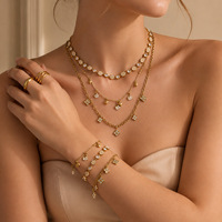 Collar con Colgante de Trébol de Cinco Hojas y Corazón Geométrico de Circonia Cúbica, Chapado en Oro de 18K, en Acero Inoxidable