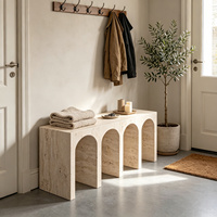 Banc d'entrée arqué en marbre travertin beige, style minimaliste moderne, idéal pour les halls de villas de luxe et les couloirs chaleureux.