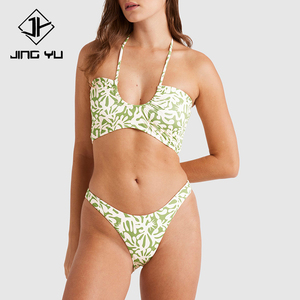 Conception d'usine de bikini hawaïen élégant à imprimé palmier, col halter et décolleté en U, personnalisé, en nylon recyclé élastique. - Product Image 2