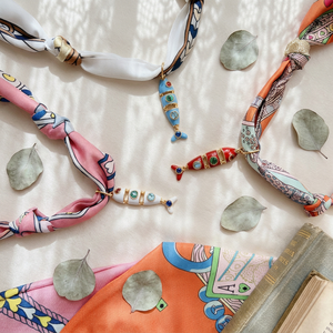 S3Y Nuova <span class=keywords><strong>Collana</strong></span> con Ciondolo a Forma <span class=keywords><strong>di</strong></span> Pesce in Ottone Placcato Oro 18K e Smalto, Sciarpa in Seta, Girocollo Regolabile Colorato per Donne - Product Image 2