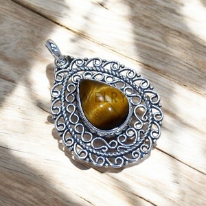 Elegante colgante de plata de ley 925 para mujer, hecho a mano, Ojo de Tigre, corte de pera, piedras preciosas, ajuste de bisel, pieza llamativa, regalo para ella - Product Image 1
