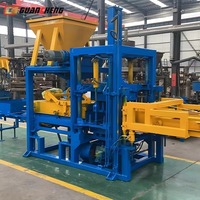 Machine de moulage de blocs creux en béton entièrement automatique à haute capacité pour pavés de bordure de routes municipales