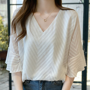 เสื้อชีฟองสีขาวคอวีสำหรับผู้หญิง แขนทรงทรัมเป็ตแบบเรียบง่าย ระบายอากาศได้ดี ทรงปกติ สวมใส่สบายๆ สำหรับฤดูใบไม้ผลิและฤดูร้อน - Product Image 3