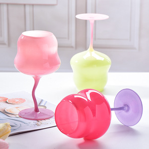 Tasse en <span class=keywords><strong>verre</strong></span> colorée à pied haut de gamme créative crème rouge <span class=keywords><strong>verre</strong></span> à vin <span class=keywords><strong>médiéval</strong></span> en gros pour les filles et <span class=keywords><strong>verre</strong></span> à vin torsadé - Product Image 1