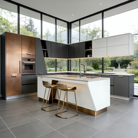 Meubles de cuisine en L sur mesure avec finition laquée, structure en panneaux mélaminés, plan de travail en quartz, mobilier en bois pour villa